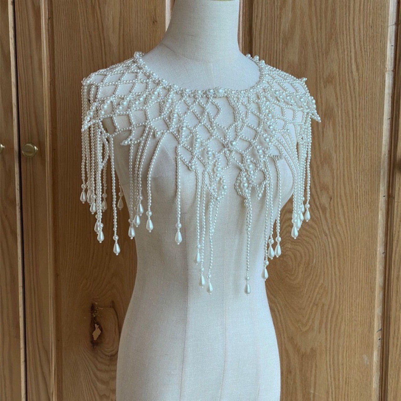 Pearl Trim Chain - 手作りパールレイヤードボディチェーン、フリンジタッセル付きビーズベストシュラッグ、エレガントな女性用ボディハーネス、ボヘミアンケープボディアクセサリー