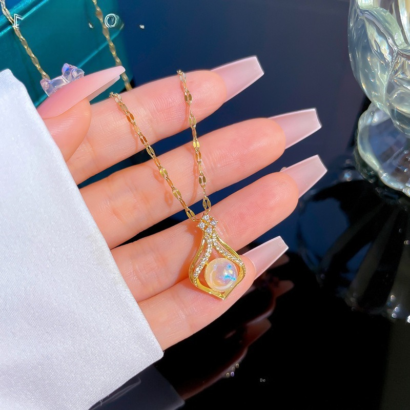 エレガントな女性の K14 ゴールドカラーパールネックレスチ - Pearl Trim Chain のレビューと価格