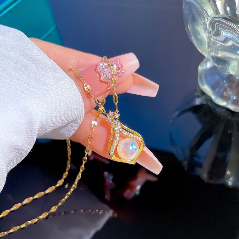 エレガントな女性の K14 ゴールドカラーパールネックレスチ - Pearl Trim Chain のレビューと価格